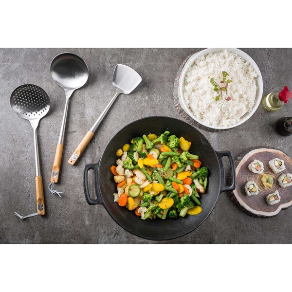 stirfry in a wok